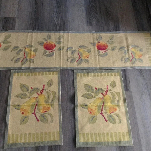 VINTAGE Circa: 1980's; Set of 4 napkins, placemats, 1 runner. Made in Italy - Picture 5 of 9